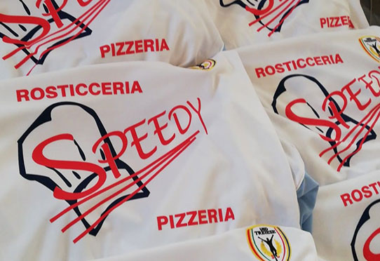 Magliette bianche stampate a colori per rosticceria e pizzeria