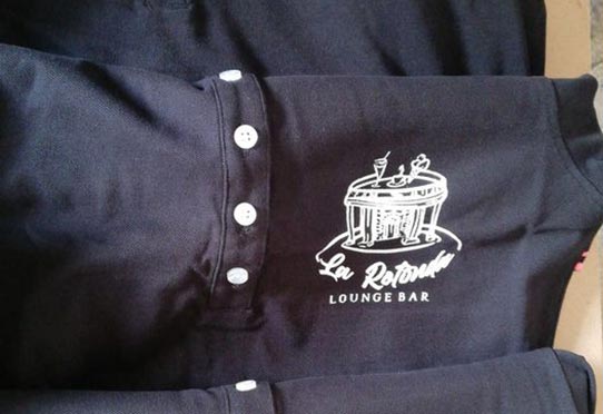 Polo nera ricamata con logo di un lounge bar