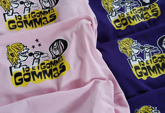 Magliette rosa e blu stampate a colori per il gruppo musicale I Gommas