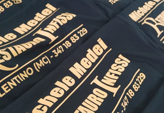 Felpe blu scuro serigrafate con logo dorato per attività di restauro infissi