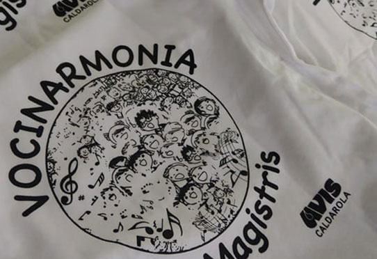 T-shirt bianca stampata con logo di un coro locale