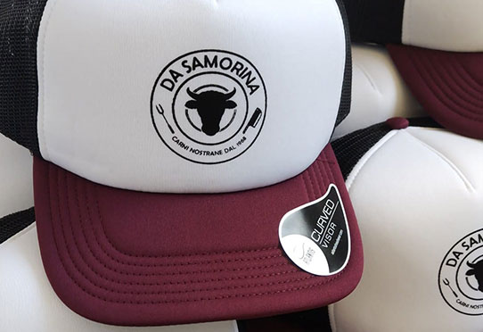 Cappellini trucker bianchi e bordeaux ricamati con logo aziendale